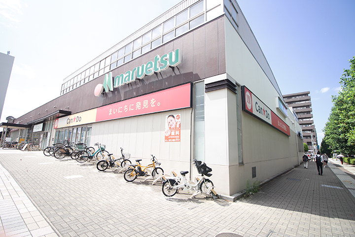 駅を背にして正面のマルエツの裏手にお回りください。